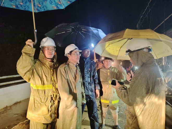 Dầm mưa, xuyên ngày đêm khắc phục sạt lở thông đường Hồ Chí Minh qua đèo Lò Xo - Ảnh 3.