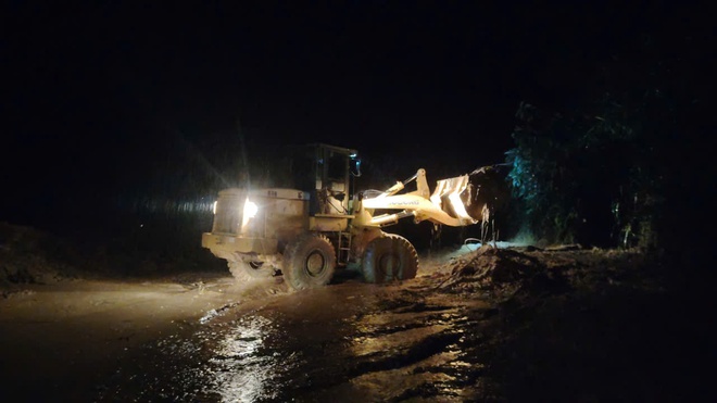 Dầm mưa, xuyên ngày đêm khắc phục sạt lở thông đường Hồ Chí Minh qua đèo Lò Xo - Ảnh 6.