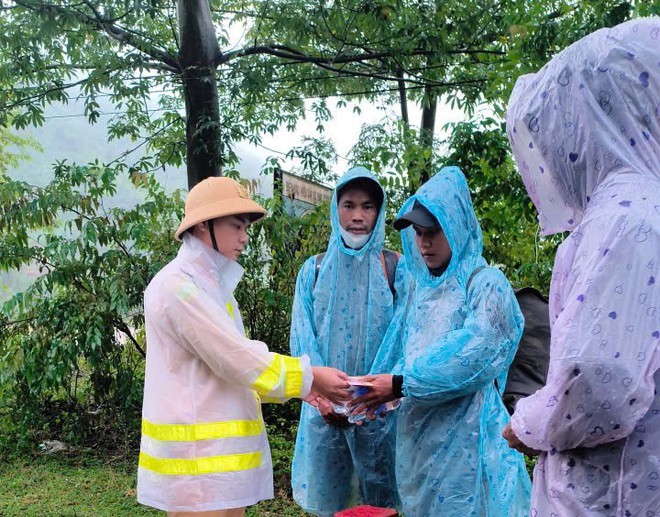 CSGT Đà Nẵng cắt rừng, lội bộ mang cơm 