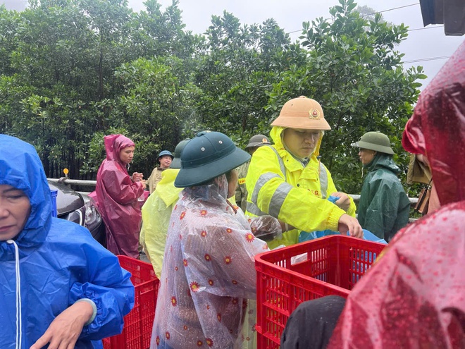 CSGT Đà Nẵng cắt rừng, lội bộ mang cơm 
