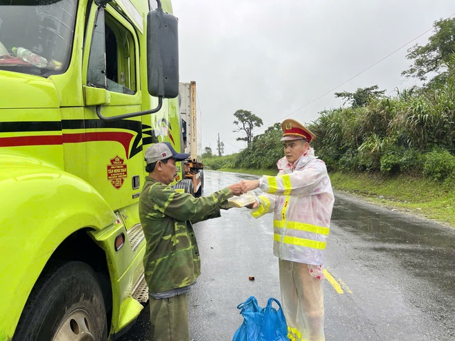 CSGT Đà Nẵng cắt rừng, lội bộ mang cơm 