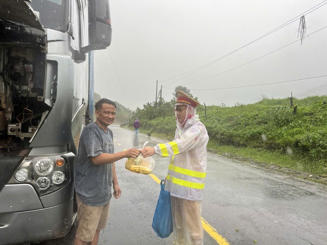 CSGT Đà Nẵng cắt rừng, lội bộ mang cơm 