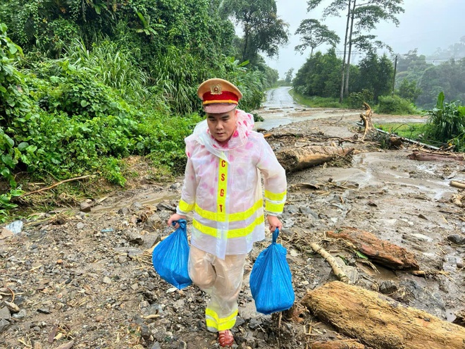 CSGT Đà Nẵng cắt rừng, lội bộ mang cơm 