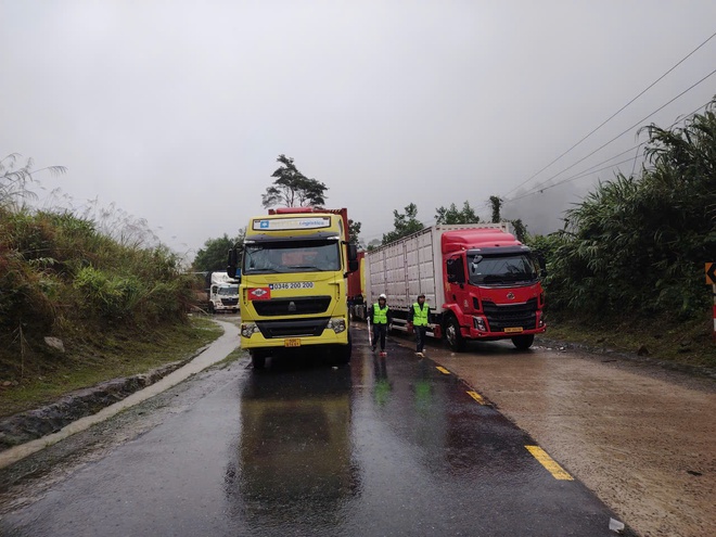 CSGT Đà Nẵng cắt rừng, lội bộ mang cơm 