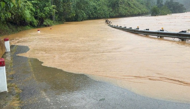 Đà Nẵng, Quảng Ngãi: Sạt lở, ngập lụt nhiều tuyến quốc lộ khiến giao thông tê liệt - Ảnh 7.