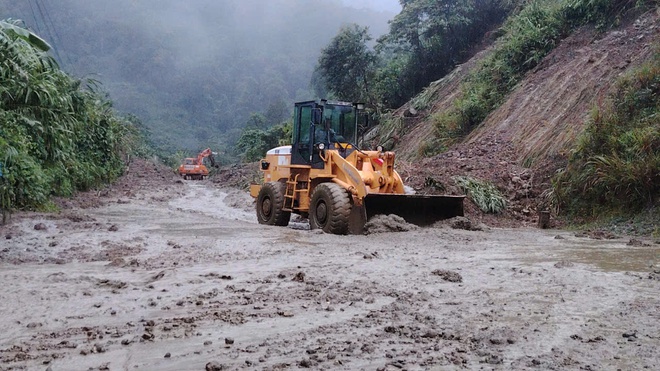 Khắc phục sạt lở tuyến đường đèo Lò Xo: Dốc toàn lực 