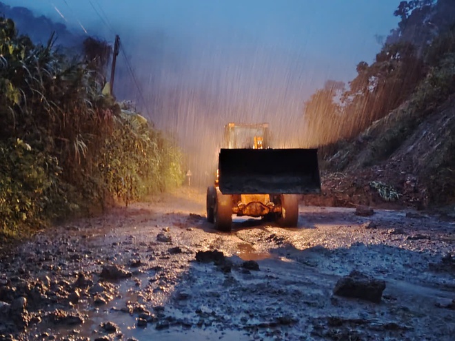 Khắc phục sạt lở tuyến đường đèo Lò Xo: Dốc toàn lực 