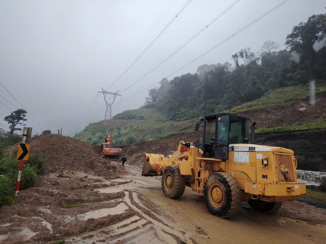 Khắc phục sạt lở tuyến đường đèo Lò Xo: Dốc toàn lực 