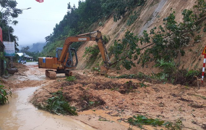 Đà Nẵng, Quảng Ngãi: Sạt lở, ngập lụt nhiều tuyến quốc lộ khiến giao thông tê liệt - Ảnh 2.