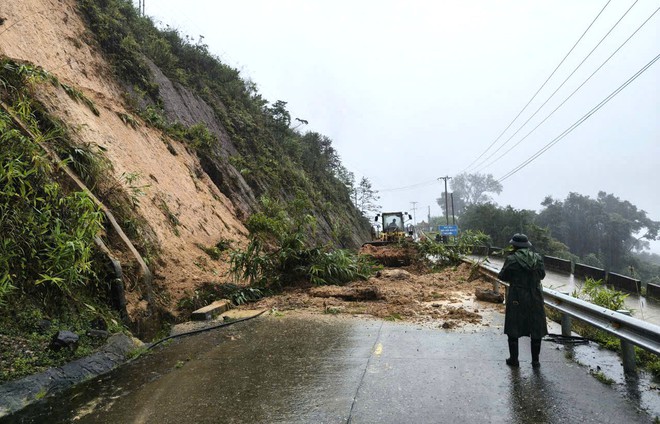 Đà Nẵng, Quảng Ngãi: Sạt lở, ngập lụt nhiều tuyến quốc lộ khiến giao thông tê liệt - Ảnh 4.