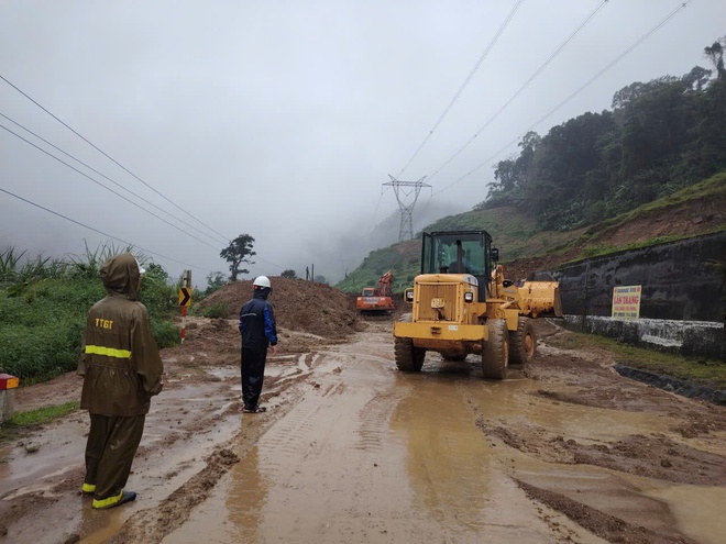 Khắc phục 36 điểm sạt lở tuyến đèo Lò Xo: Quyết tâm thông đường vào chiều 30/10- Ảnh 1.