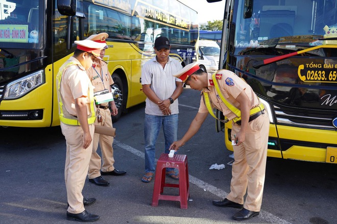 Quảng Ngãi: Kiểm tra nồng độ cồn, ma tuý tài xế xe khách trước khi xuất bến - Ảnh 2.