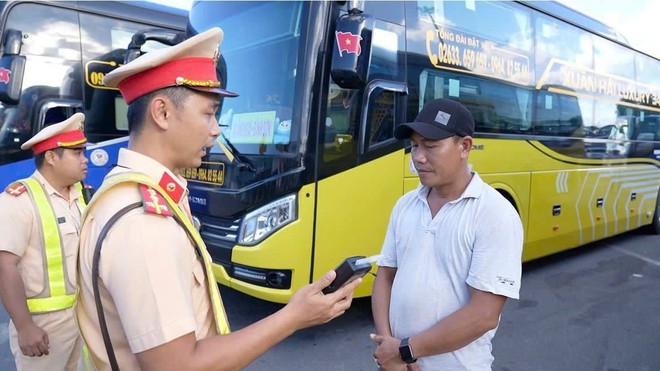 Quảng Ngãi: Kiểm tra nồng độ cồn, ma tuý tài xế xe khách trước khi xuất bến - Ảnh 4.