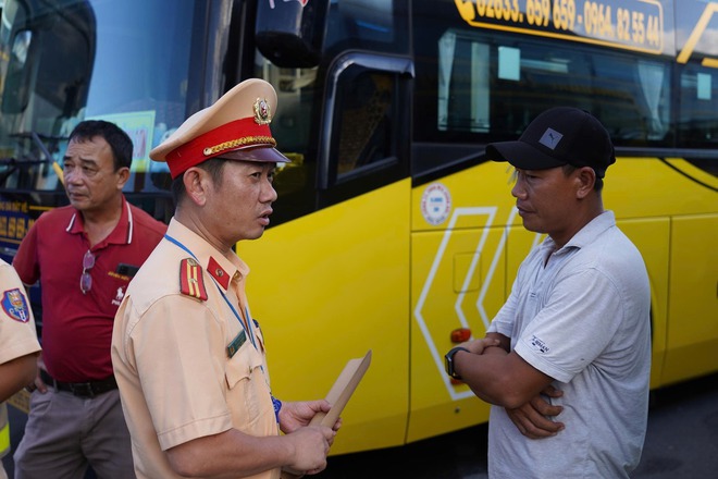 Quảng Ngãi: Kiểm tra nồng độ cồn, ma tuý tài xế xe khách trước khi xuất bến - Ảnh 3.