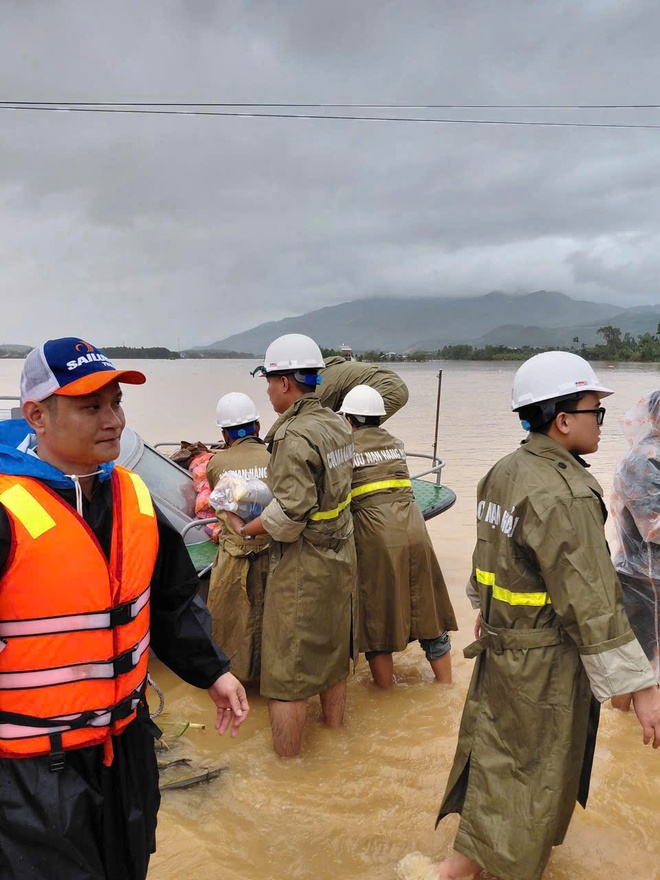 Lực lượng hàng hải hỗ trợ trang thiết bị và nhân lực ứng phó đợt mưa lũ tại Đà Nẵng - Ảnh 3.