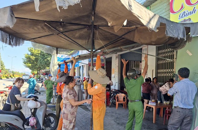 Hợp sức giải toả hành lang ATGT trên tuyến đường Hồ Chí Minh - Ảnh 2.