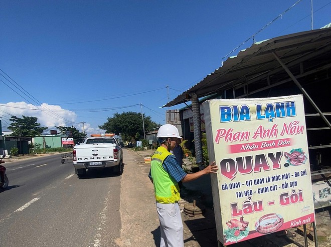 Hợp sức giải toả hành lang ATGT trên tuyến đường Hồ Chí Minh - Ảnh 9.
