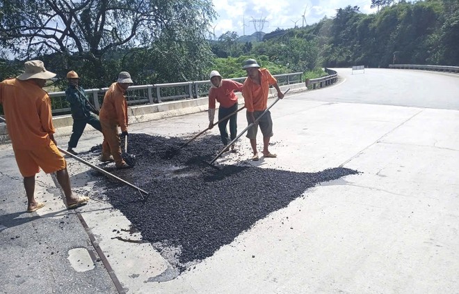 Khắc phục, sửa chữa mặt đường Hồ Chí Minh qua đèo Lò Xo - Ảnh 2.
