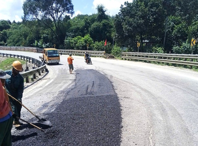 Khắc phục, sửa chữa mặt đường Hồ Chí Minh qua đèo Lò Xo - Ảnh 7.