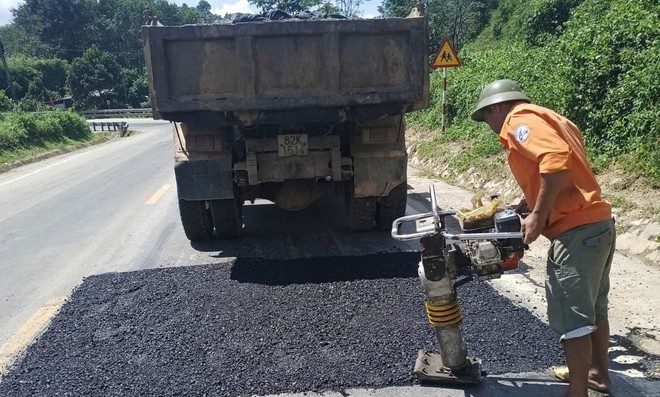 Khắc phục, sửa chữa mặt đường Hồ Chí Minh qua đèo Lò Xo - Ảnh 4.