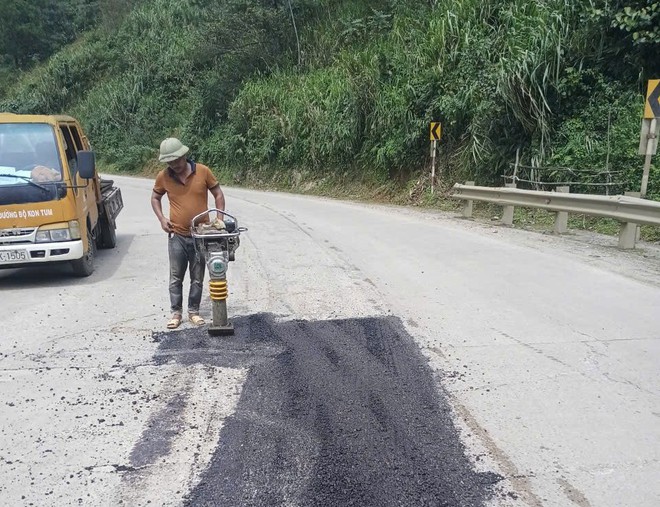 Khắc phục, sửa chữa mặt đường Hồ Chí Minh qua đèo Lò Xo - Ảnh 8.