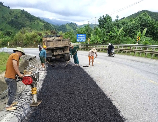 Khắc phục, sửa chữa mặt đường Hồ Chí Minh qua đèo Lò Xo - Ảnh 9.