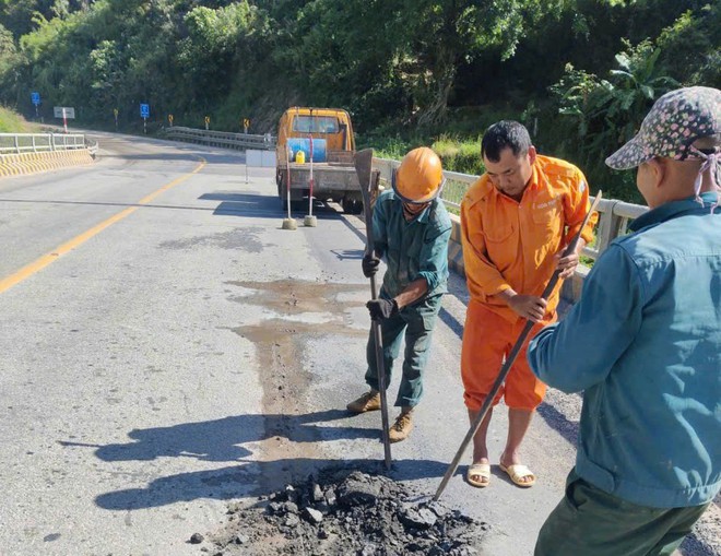 Khắc phục, sửa chữa mặt đường Hồ Chí Minh qua đèo Lò Xo - Ảnh 3.