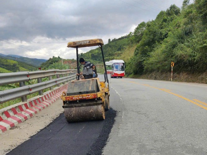 Khắc phục, sửa chữa mặt đường Hồ Chí Minh qua đèo Lò Xo - Ảnh 5.
