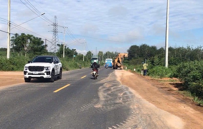 Khắc phục, sửa chữa mặt đường Hồ Chí Minh qua đèo Lò Xo - Ảnh 12.