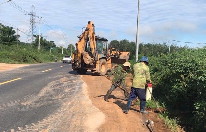 Khắc phục, sửa chữa mặt đường Hồ Chí Minh qua đèo Lò Xo - Ảnh 11.