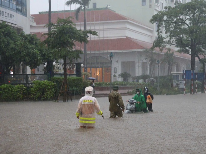 Hà Nội: Nhiều tuyến đường ngập sâu, giao thông ùn ứ- Ảnh 1.