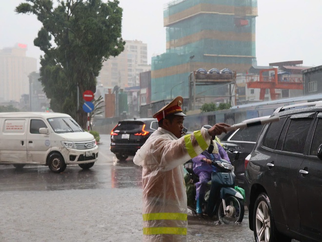 Hà Nội: Nhiều tuyến đường ngập sâu, giao thông ùn ứ- Ảnh 2.