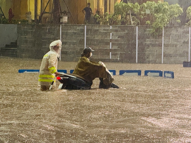 Hà Nội: Nhiều tuyến đường ngập sâu, giao thông ùn ứ- Ảnh 4.