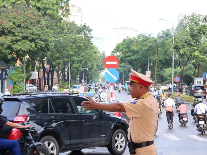 Hà Nội nhiều điểm ngập sâu, CSGT căng mình điều tiết giao thông - Ảnh 4.