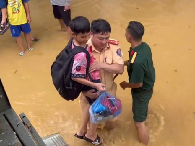 Video cảnh sát đường thuỷ Hà Nội phối hợp địa phương sơ tán người dân ra khỏi vùng ngập  trên sông Cầu - Ảnh 4.