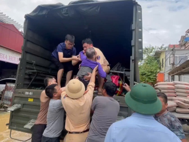 Video cảnh sát đường thuỷ Hà Nội phối hợp địa phương sơ tán người dân ra khỏi vùng ngập  trên sông Cầu - Ảnh 3.