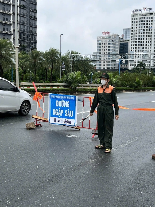 Hà Nội nhiều điểm ngập sâu, CSGT căng mình điều tiết giao thông - Ảnh 9.