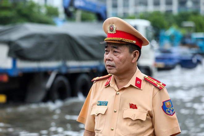 Hà Nội nhiều điểm ngập sâu, CSGT căng mình điều tiết giao thông - Ảnh 3.