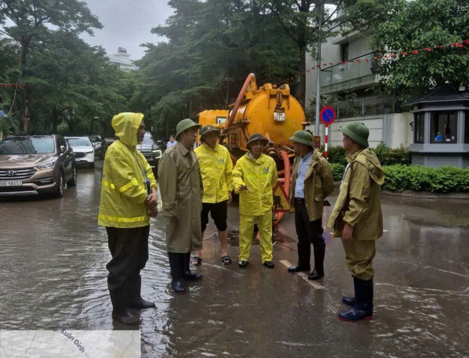 Hà Nội nhiều điểm ngập sâu, CSGT căng mình điều tiết giao thông - Ảnh 10.