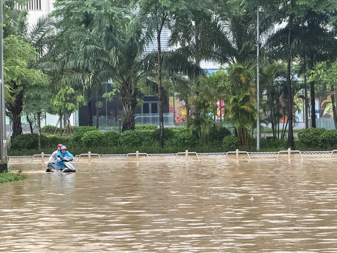 Hà Nội nhiều điểm ngập sâu, CSGT căng mình điều tiết giao thông - Ảnh 8.