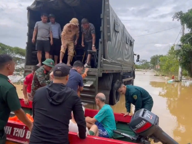 Video cảnh sát đường thuỷ Hà Nội phối hợp địa phương sơ tán người dân ra khỏi vùng ngập  trên sông Cầu - Ảnh 5.