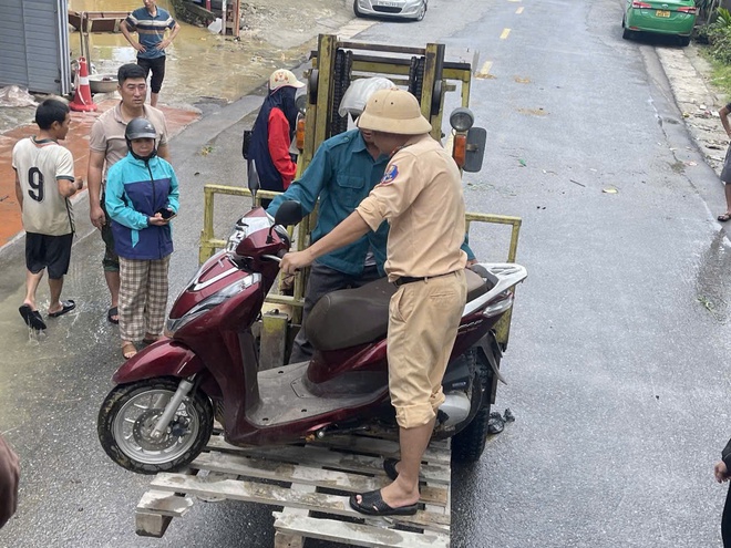 Video cảnh sát đường thuỷ Hà Nội phối hợp địa phương sơ tán người dân ra khỏi vùng ngập  trên sông Cầu - Ảnh 2.