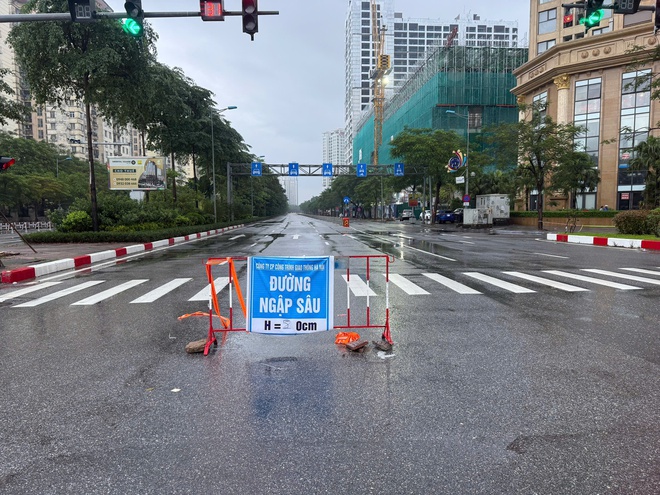 Hà Nội nhiều điểm ngập sâu, CSGT căng mình điều tiết giao thông - Ảnh 7.