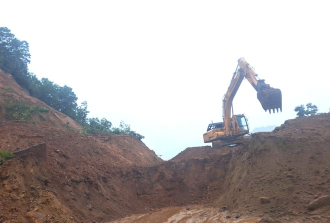 Thông tuyến nhiều vị trí trí sạt lở trên đường Trường Sơn Đông sau mưa lớn kéo dài - Ảnh 8.