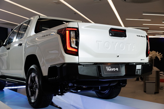 Ảnh thực tế Toyota Hilux 2026 bản thuần điện - Ảnh 3.