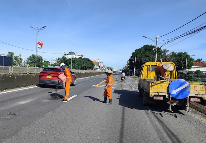 Căng sức đảm bảo giao thông tuyến QL1: Giữ mạch giao thông an toàn, thông suốt - Ảnh 13.