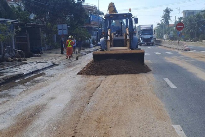 Căng sức đảm bảo giao thông tuyến QL1: Giữ mạch giao thông an toàn, thông suốt - Ảnh 4.