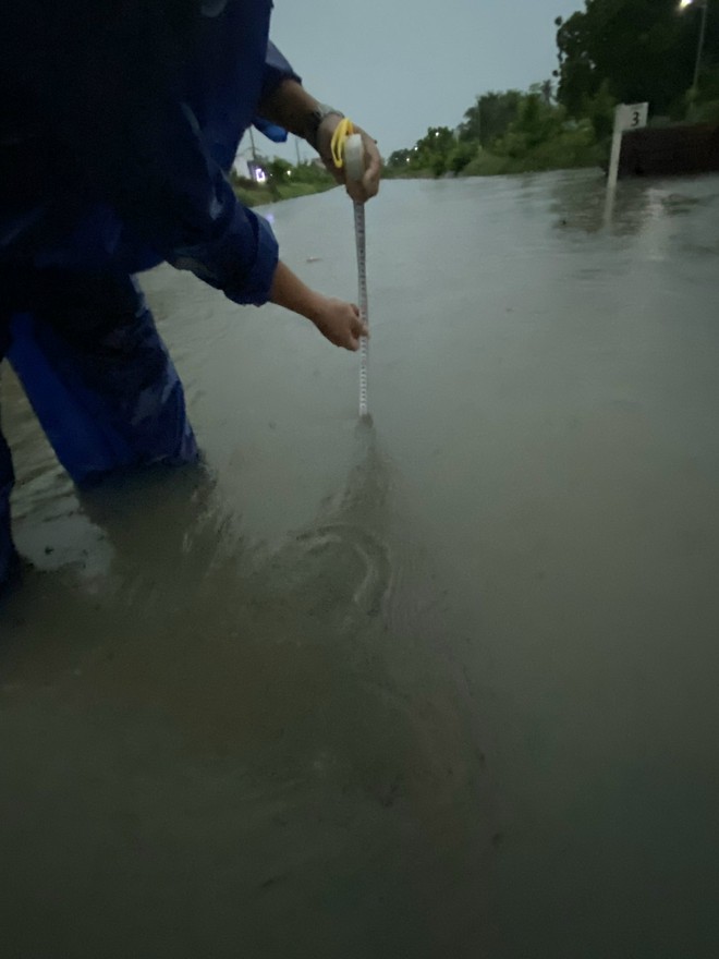 Nước ngập sâu trên 250mm, nhiều chuyến tàu phải nằm đợi tại Khánh Hòa - Ảnh 1.