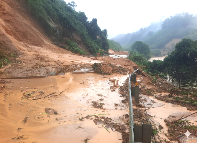 Sạt lở tiếp tục gây ách tắc giao thông trên đường Hồ Chí Minh, Trường Sơn Đông - Ảnh 3.
