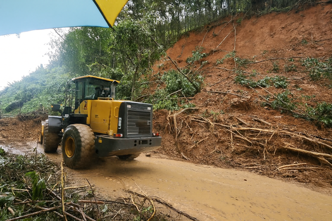 Sạt lở tiếp tục gây ách tắc giao thông trên đường Hồ Chí Minh, Trường Sơn Đông - Ảnh 2.